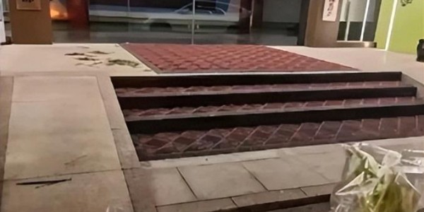 元游棋牌官方网站-飘得这么快？铜梁龙主场海报喧宾夺主+票价虚高，球迷送韭菜抗议