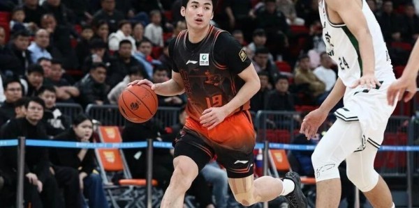 山东男篮迎战广东，于德豪意外受伤缺席比赛，三大内线是争胜关键
